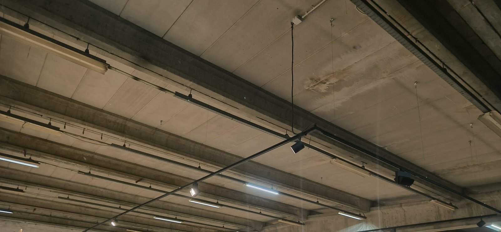 Projet d'éclairage réalisé par Voltflow — rails et luminaires en entrepôt